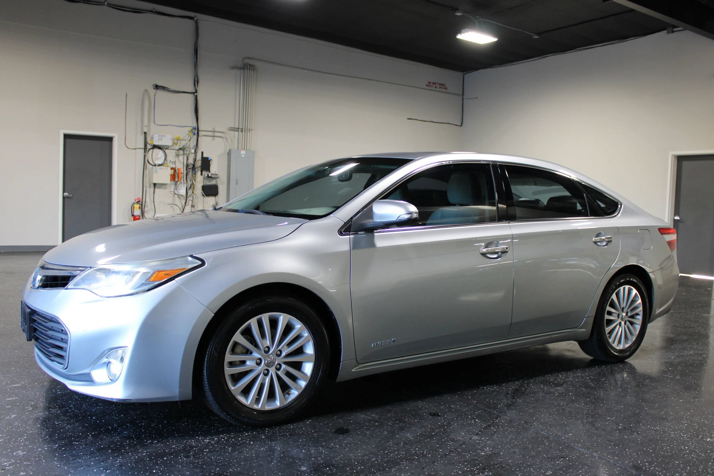 Used 2015 Toyota Avalon Limited w/ Technology Package FWD image 6