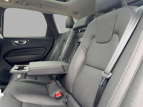 Used 2022 Volvo XC60 B5 Momentum image 25