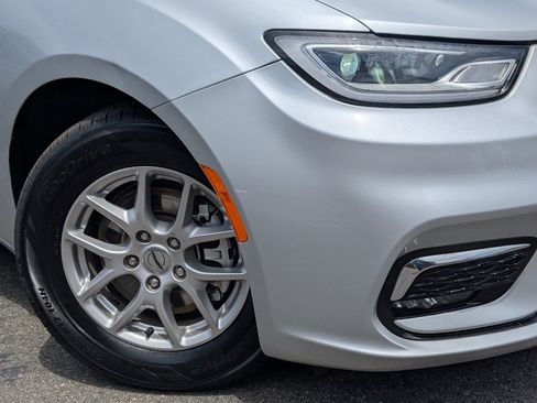 Used 2024 Chrysler Pacifica Touring-L FWD image 11
