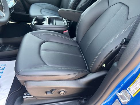 New 2027 Chrysler Pacifica Select w/ Family Tech Group FWD image 24