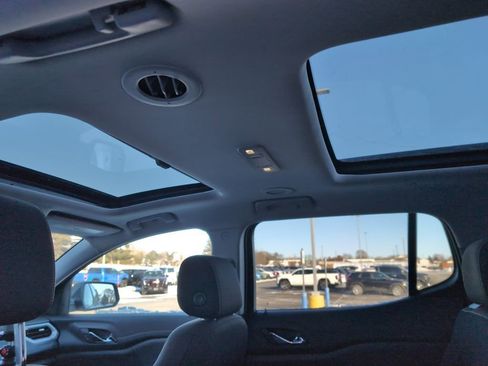 Used 2023 GMC Acadia SLE w/ Driver Convenience Package image 12