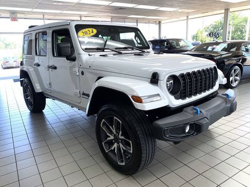 Used 2024 Jeep Wrangler Unlimited w/ Convenience Group AWD/4WD image 5