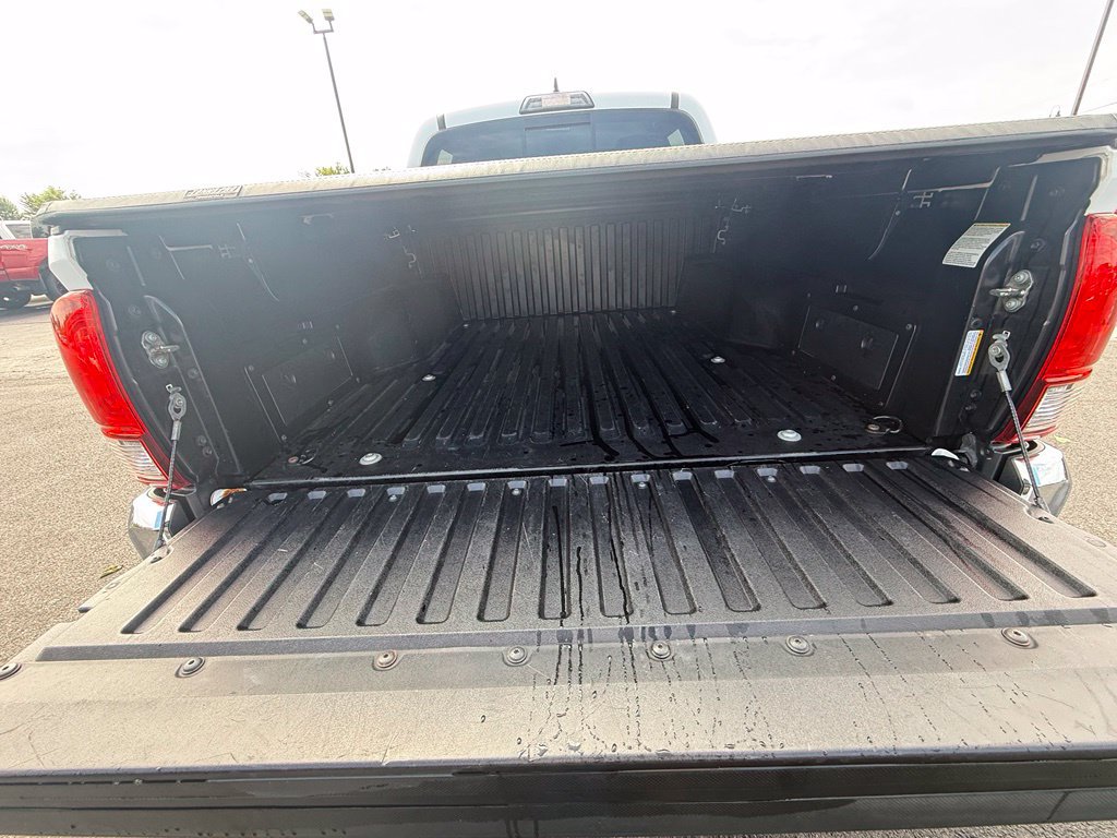 Used 2018 Toyota Tacoma SR5 AWD/4WD image 14