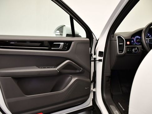 Used 2023 Porsche Cayenne image 34
