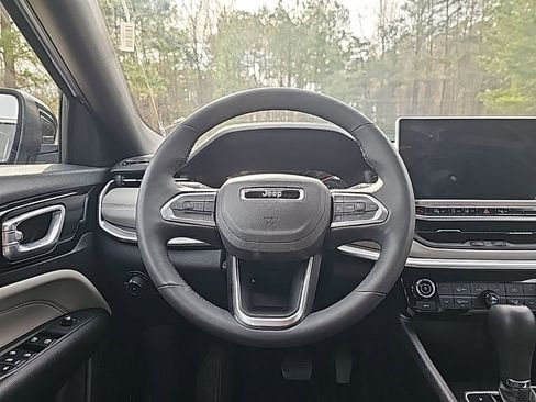 Used 2025 Jeep Compass Limited image 12