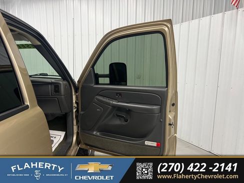 Used 2005 GMC Sierra 2500 SLE w/ Heavy-Duty Power Package image 14
