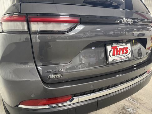 Used 2023 Jeep Grand Cherokee Limited w/ Luxury Tech Group II image 5