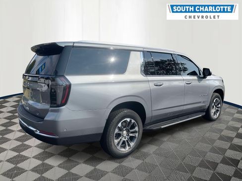 Used 2025 Chevrolet Suburban LT w/ Comfort Package AWD/4WD image 4