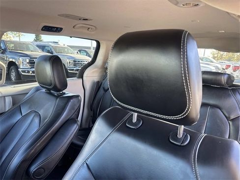 Used 2023 Chrysler Pacifica Touring-L image 21