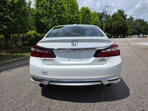 Used 2017 Honda Accord Touring image 4
