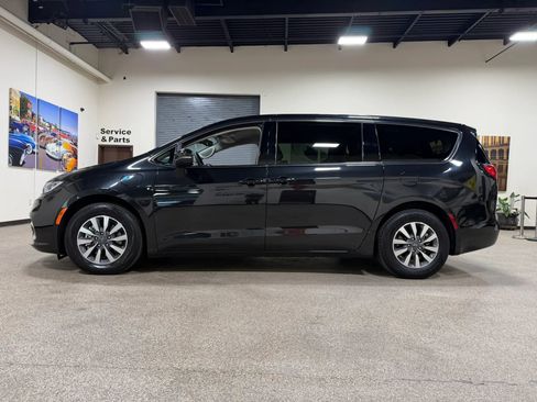 Used 2023 Chrysler Pacifica Touring-L FWD image 8