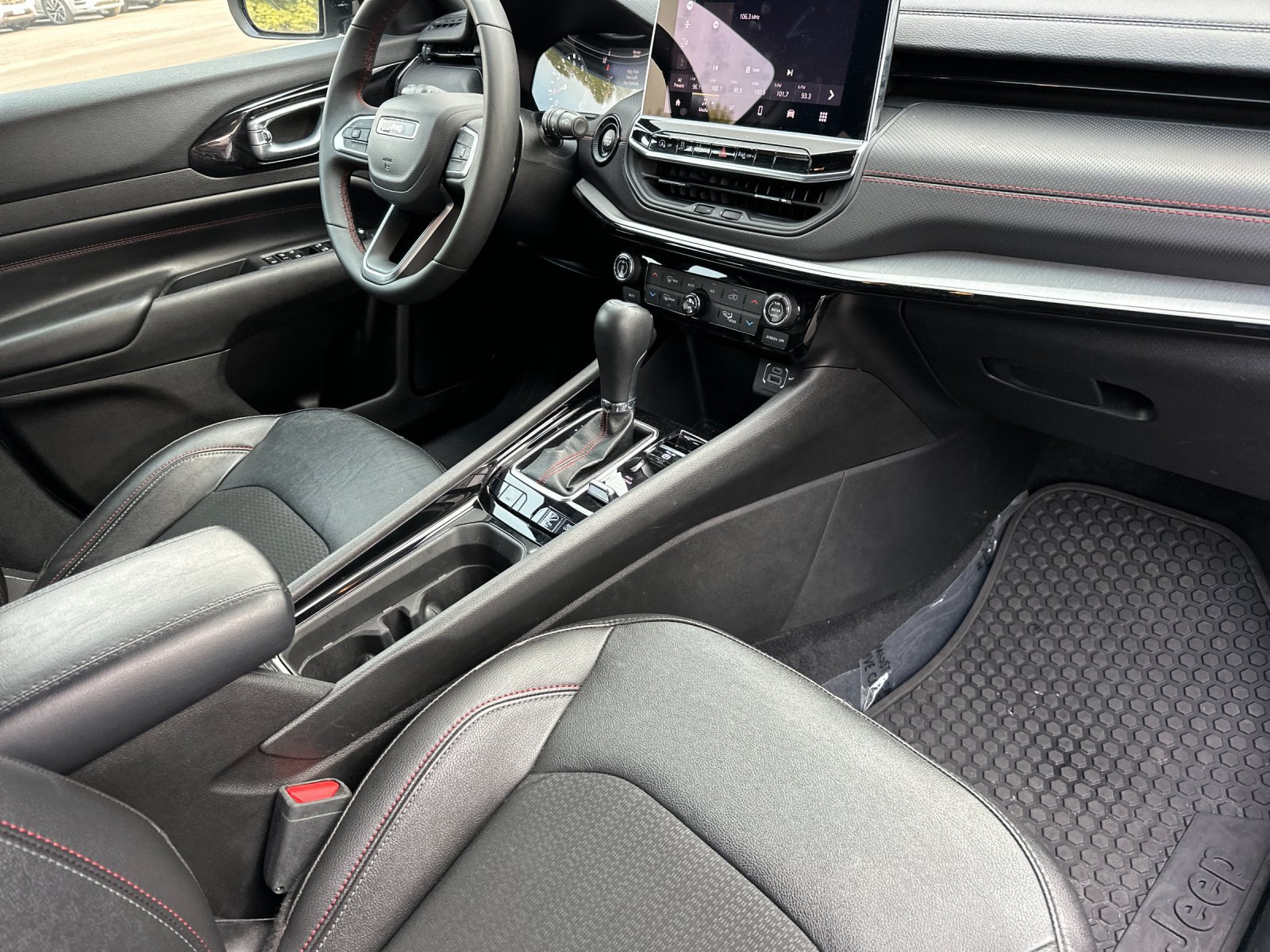 Used 2025 Jeep Compass Trailhawk AWD/4WD image 15