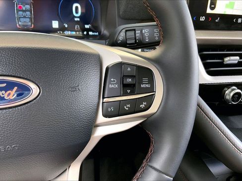 Used 2026 Ford Explorer Active AWD/4WD image 18