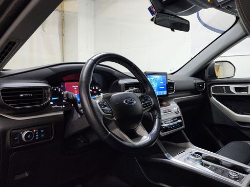 Used 2022 Ford Explorer XLT w/ Equipment Group 202A image 12