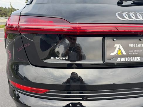 Used 2022 Audi e-tron Premium w/ Convenience Plus Package AWD/4WD image 17