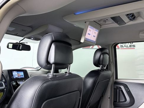 Used 2012 Chrysler Town & Country Touring w/ Entertainment Group #1 FWD image 22