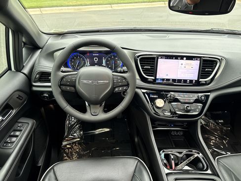 Used 2023 Chrysler Pacifica Limited w/ Uconnect Theater Family Group FWD image 19