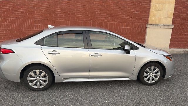 Used 2020 Toyota Corolla LE FWD image 2