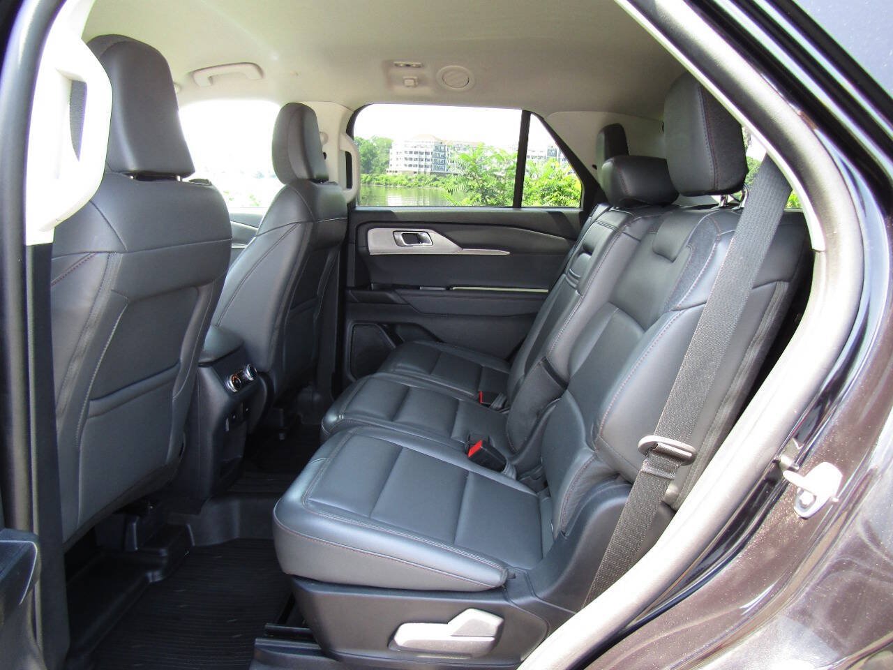 Used 2025 Ford Explorer Active w/ Active Comfort Package AWD/4WD image 12