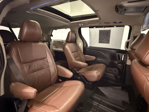 Used 2015 Toyota Sienna Limited image 21