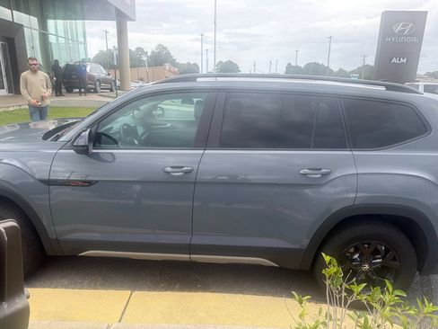 Used 2025 Volkswagen Atlas Peak Edition SE AWD/4WD image 2