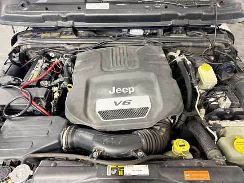 Used 2015 Jeep Wrangler Unlimited Sport w/ Connectivity Group image 28