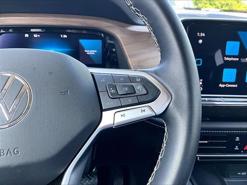 Used 2024 Volkswagen Atlas SE AWD/4WD image 15
