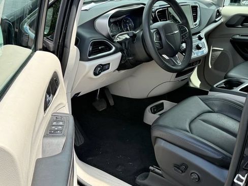 Used 2024 Chrysler Pacifica Touring-L FWD image 9