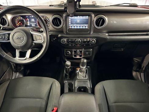 Used 2018 Jeep Wrangler Unlimited Sahara AWD/4WD image 4