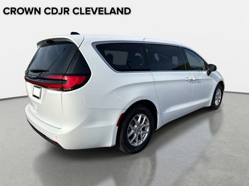 Used 2023 Chrysler Pacifica Touring-L FWD image 5