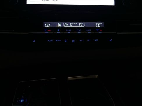 Used 2021 Toyota Sienna XLE FWD image 28