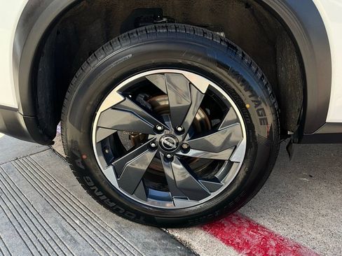 Used 2025 Nissan Rogue SV image 9