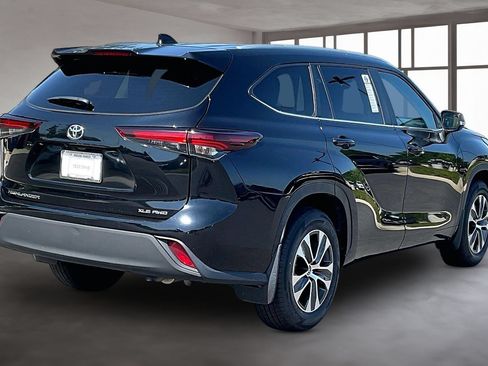 Used 2024 Toyota Highlander XLE AWD/4WD image 6