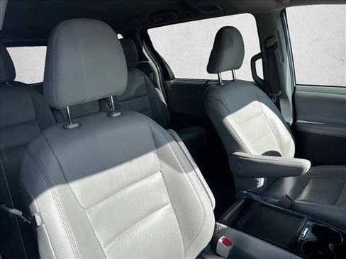 Used 2019 Toyota Sienna XLE image 22
