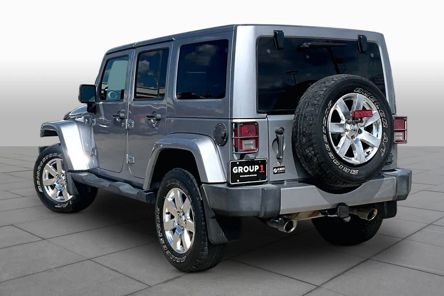 Used 2017 Jeep Wrangler Unlimited Sahara w/ Connectivity Group AWD/4WD image 12