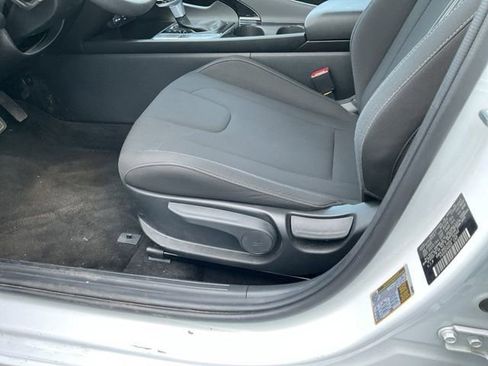 Used 2025 Hyundai Elantra Blue image 21