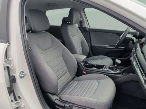 Used 2025 Kia K4 EX image 32