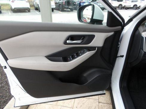 Used 2025 Nissan Rogue SV image 17