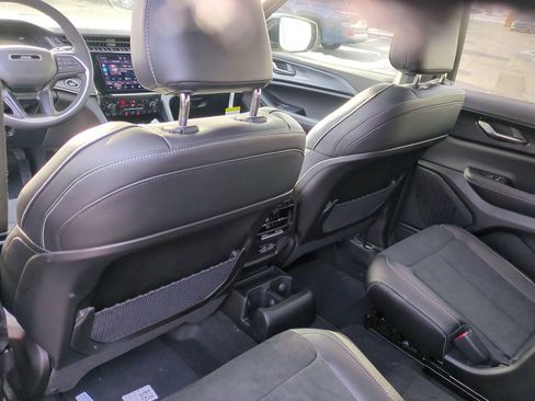 New 2025 Jeep Grand Cherokee L Altitude image 18