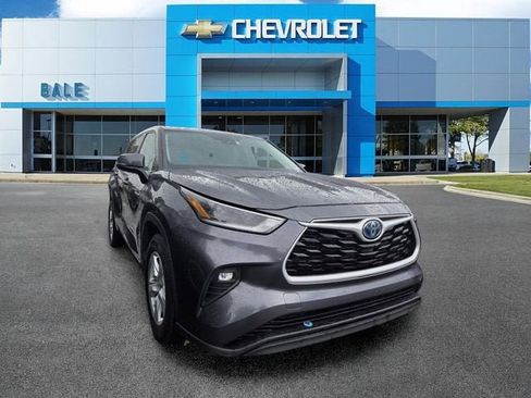 Used 2021 Toyota Highlander LE FWD image 1
