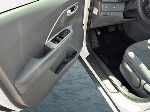 Used 2017 Kia Niro LX image 29