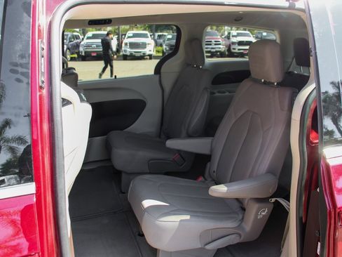 Used 2021 Chrysler Pacifica Touring w/ Uconnect Theater Family Group image 32