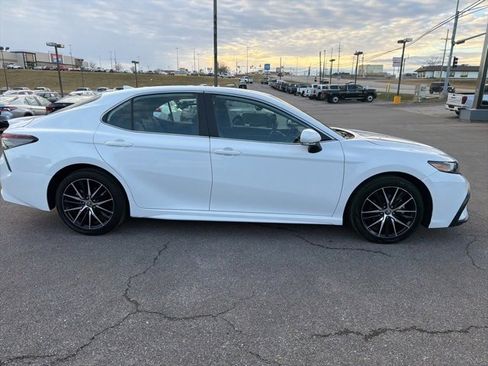 Used 2024 Toyota Camry SE image 12