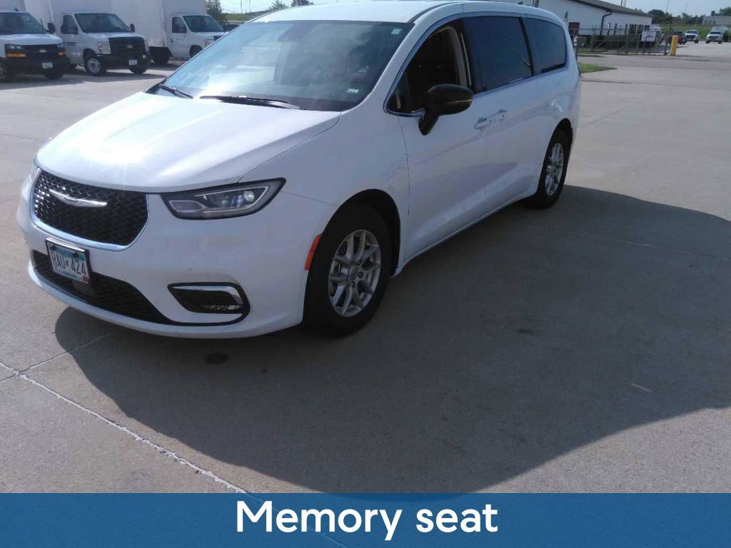 Used 2024 Chrysler Pacifica Touring-L FWD image 13