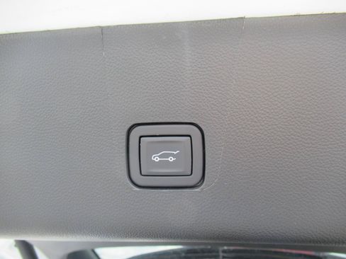 Certified 2023 Chevrolet Traverse LT FWD image 37
