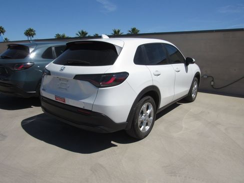Used 2023 Honda HR-V LX image 3