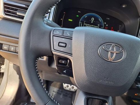 Used 2025 Toyota Camry SE w/ Convenience Package image 15