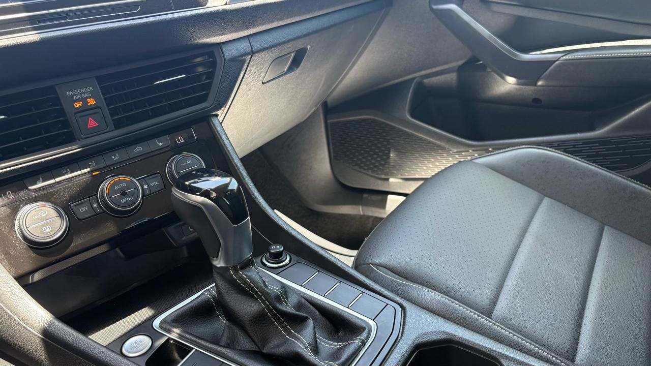 Used 2024 Volkswagen Jetta SE FWD image 15