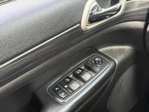 Used 2019 Jeep Grand Cherokee Laredo w/ Security & Convenience Group AWD/4WD image 26