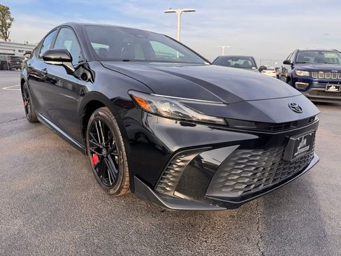 Used 2025 Toyota Camry SE image 7